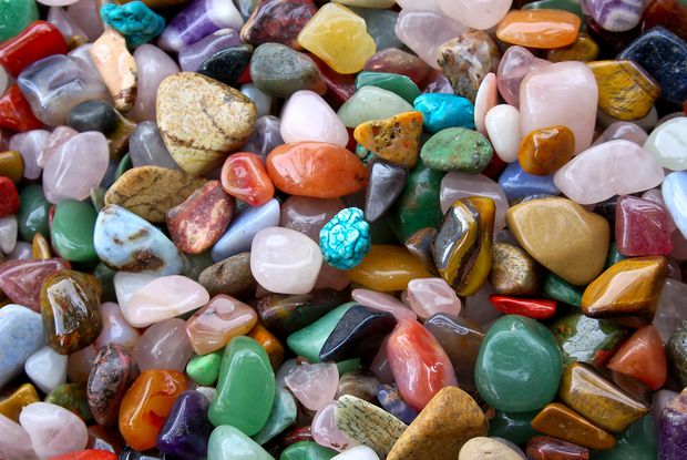 با سنگ‌های قیمتی و انواع رنگ‌های آن‌ها بیشتر آشنا شوید