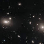 پراکندگی هزاران خوشه‌ی کروی در میان کهکشان‌های خوشه گیسو