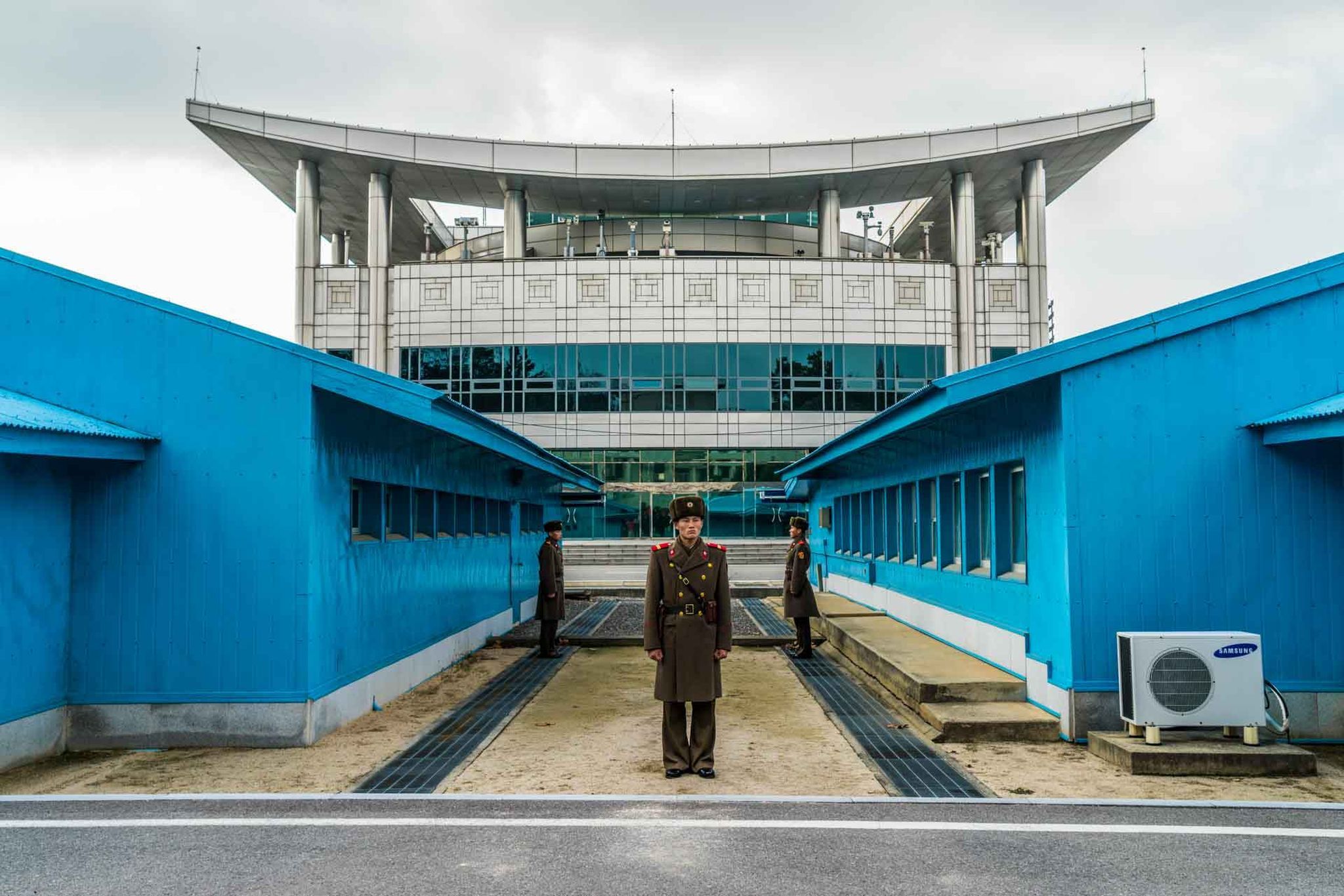 سربازان کره شمالی در منطقه‌ای غیر نظامی بین کره شمالی و کره جنوبی. سربازان به گونه‌ای می‌ایستند که اگر کسی قصد عبور از مرز را داشته باشد دستگیر و اعدام خواهد شد.