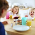 ۱۰ روش مناسب براى صرف صبحانه کودکان