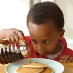 چطور فرزند کوچک خود را به خوردن صبحانه تشویق کنیم