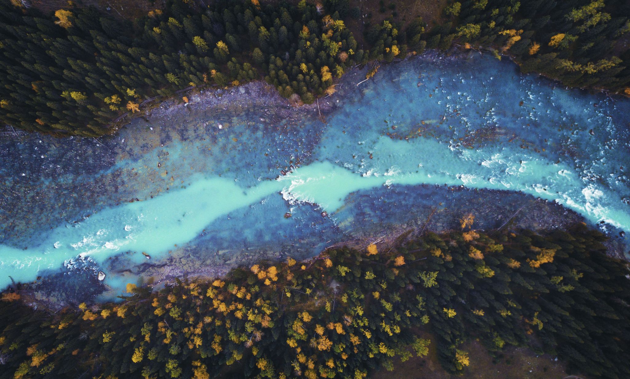 رود ایلی که از شمال غرب چین به سمت قزاقستان ادامه می‌یابد، در فصل‌های مختلف با وجود مواد معدنی داخل آب، رنگ‌های متفاوتی به خود میگیرید.