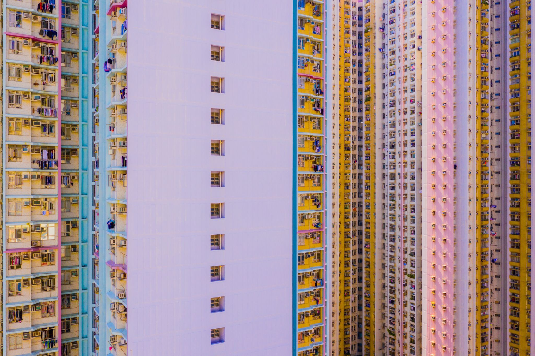 متجمع‌های آپارتمانی بزرگ و رنگارنگ در مرکز شهر هنگ کنگ وجود دارند. شهر هنگ کنگ دارای تراکم جمعیت 67 هزار نفر در هر مایل مربع است. عکاس: TOBY HARRIMAN