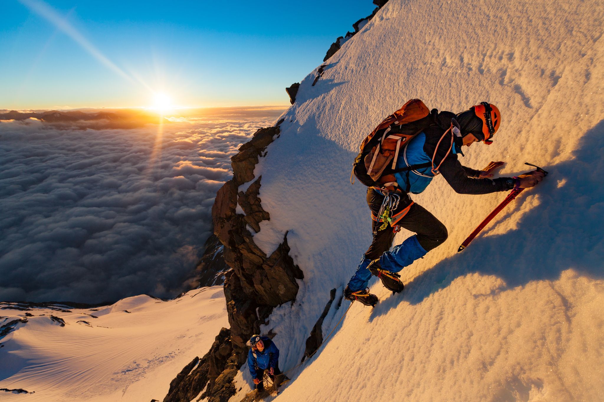 تیم کوهنوردان Aoraki  به قله کوه Mount Cook نیوزیلند صعود می‌کند. صعود به این قله بسیار دشوار است، و تقریبا هرساله مرگ و میر در این کوه رخ می‌دهد. عکاس:  BEN SANFORD