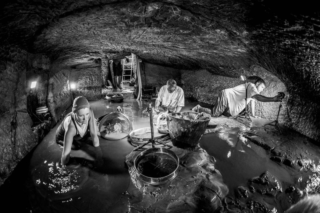 گروهی از باستان‌شناسان در حال کار کردن در داخل یک گور 3000 ساله در کوه السلسه مصر. تخمین زده می‌شود که حدود 50 نفر در این گور مدفون هستند و در طول تمام این سال‌ها دست نخورده باقی‌مانده است.