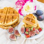 آموزش و طرز تهیه وافل پنیری با انجیر گریل شده